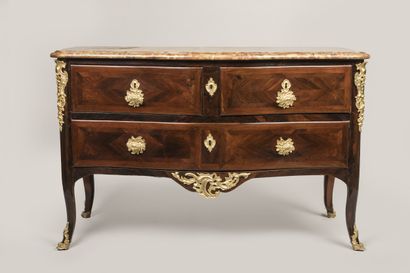 Commode à façade mouvementée en placage de...