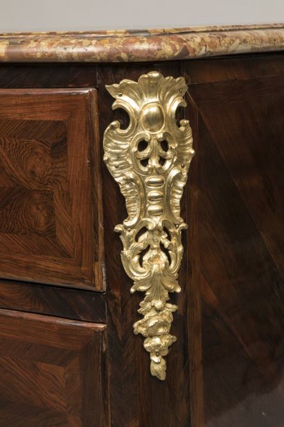 Commode à façade mouvementée en placage de...