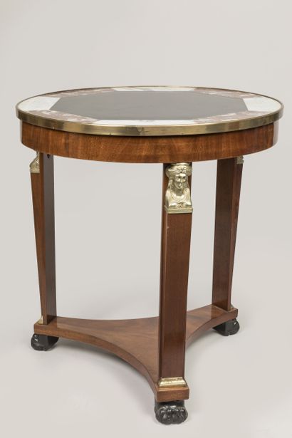 Table de milieu de forme circulaire en acajou...