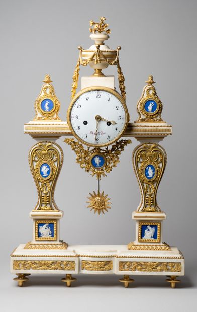 Pendule portique en marbre blanc, bronzes...
