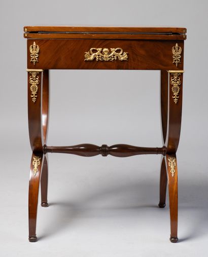 Table à jeux à plateau brisé en acajou et...