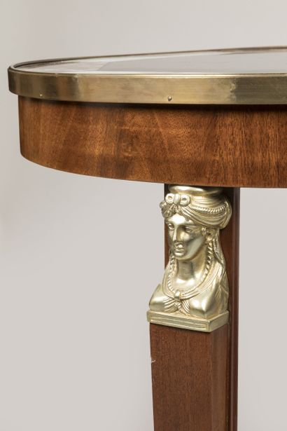 Table de milieu de forme circulaire en acajou...