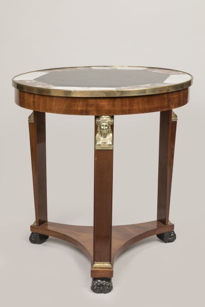 Table de milieu de forme circulaire en acajou...