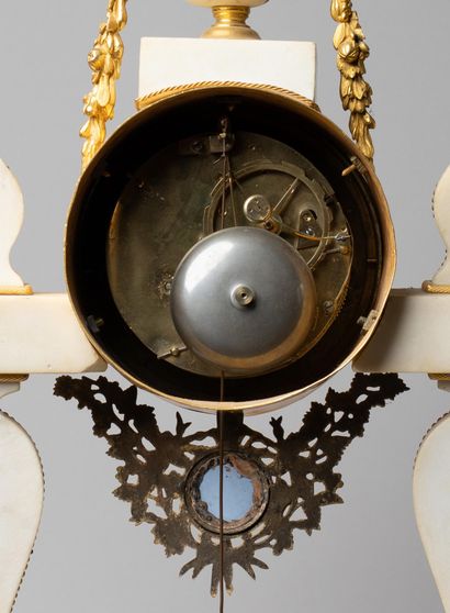 Pendule portique en marbre blanc, bronzes...