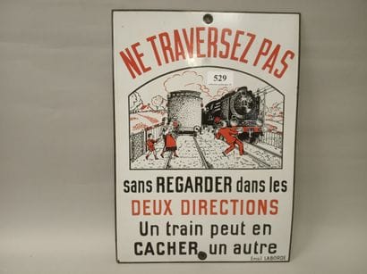NE TRAVERSEZ PAS sans regarder dans les deux...