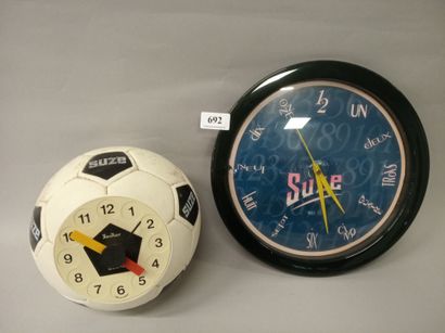 SUZE -Lot of 2 quartz clocks. Circa 1990.
Plastic...
