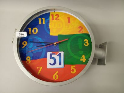 51 
Double-sided clock. With wall mounting.
Quartz...