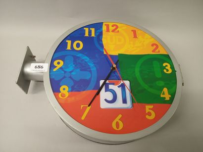 51 
Double-sided clock. With wall mounting.
Quartz...