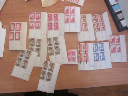 Un carton avec un ensemble de TP des colonies...