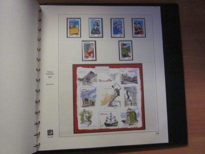 Trois albums SAFE avec étui (bon état sauf...