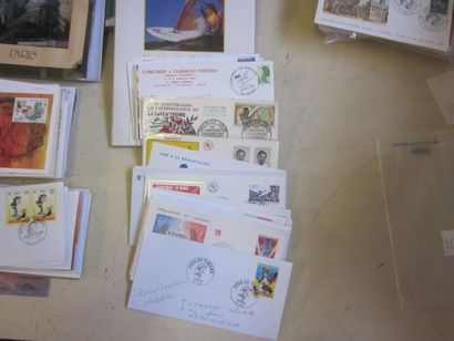 Deux cartons avec un fort lot d'enveloppes...