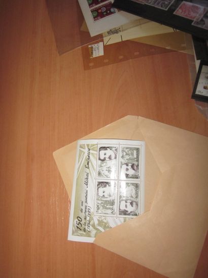 Une boîte avec diverses pochettes et enveloppes...