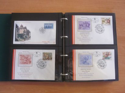 Quatre cartons avec 30 classeurs (contenance...