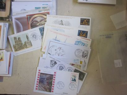 Deux cartons avec un fort lot d'enveloppes...