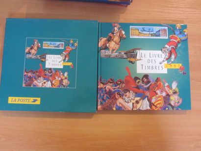 Un petit carton avec 4 livres édités par...