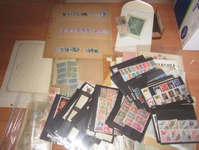 Une boîte avec diverses pochettes et enveloppes...