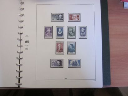 Un carton avec 2 albums SAFE avec étui (bon...
