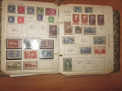Un carton avec 11 classeurs ou albums avec...