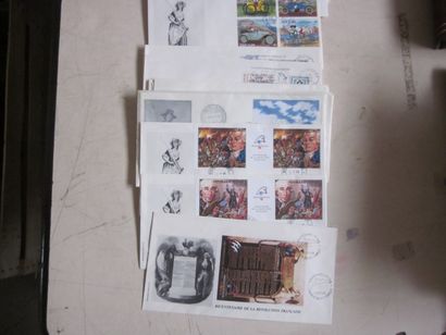 Un carton avec des premiers jours et des...