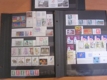 Un carton avec 5 classeurs et une pochette...