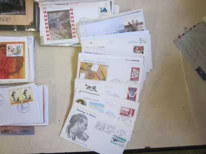 Deux cartons avec un fort lot d'enveloppes...