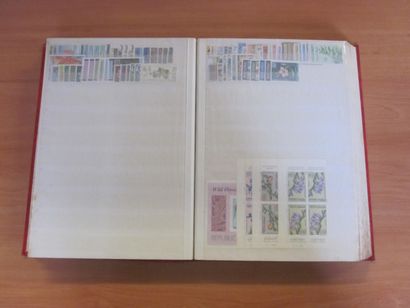 Un carton avec 7 classeurs (remplissage inégal)...