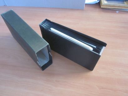 Deux cartons avec 19 classeurs (contenance...
