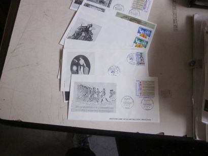 Un carton avec des premiers jours et des...