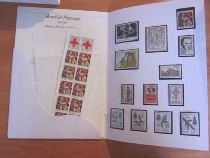 Un carton avec un ensemble de pochettes 