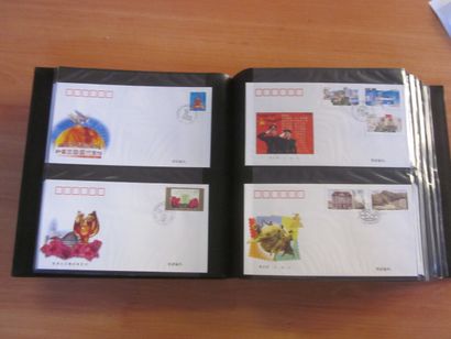 Quatre cartons avec 18 classeurs (contenance...