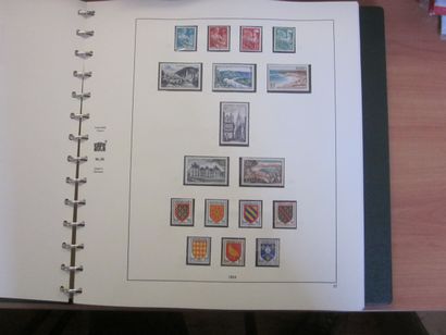 Un carton avec 2 albums SAFE avec étui (bon...