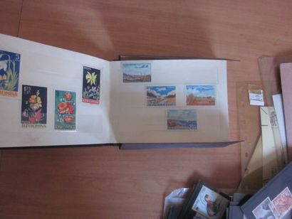 Une boîte avec diverses pochettes et enveloppes...
