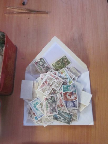 Une boîte avec un vrac de TP divers pays....