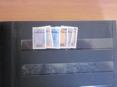 Un classeur (mauvais état manque la couverture)...