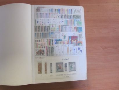 Un carton avec 7 classeurs (remplissage inégal)...