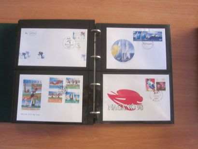 Quatre cartons avec 30 classeurs (contenance...