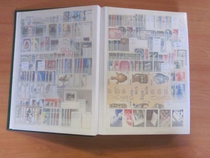 Un carton avec 7 classeurs (remplissage inégal)...