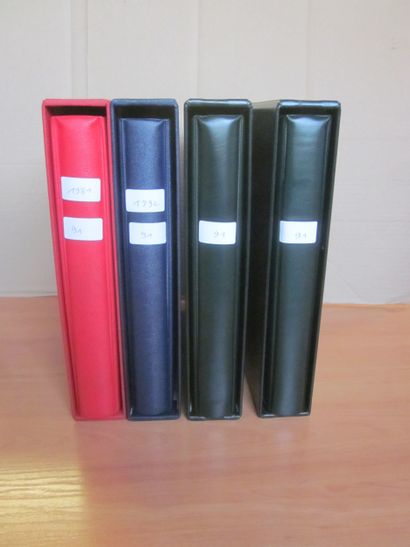 Un carton avec 4 albums SAFE avec étui (bon...