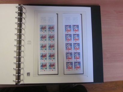 Un carton avec 4 albums SAFE avec étui (bon...