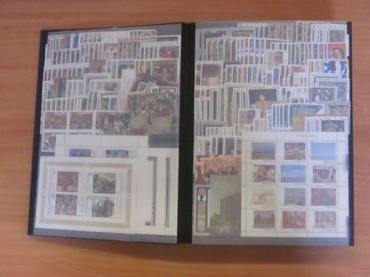 Un carton avec 7 classeurs (remplissage inégal)...
