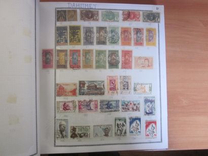 Un carton avec un album de TP des colonies...