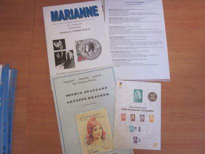 Une pochette avec des feuilles d'exposition...