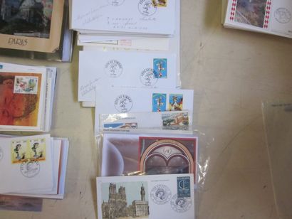 Deux cartons avec un fort lot d'enveloppes...