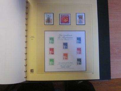 Un carton avec 4 albums SAFE avec étui (bon...