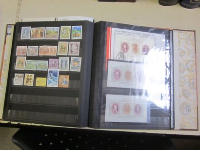 Deux cartons avec 12 classeurs (bon état...