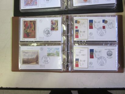 Un carton avec 2 classeurs et un vrac d'enveloppes...