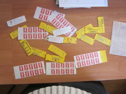 Un carton avec 5 classeurs et une pochette...