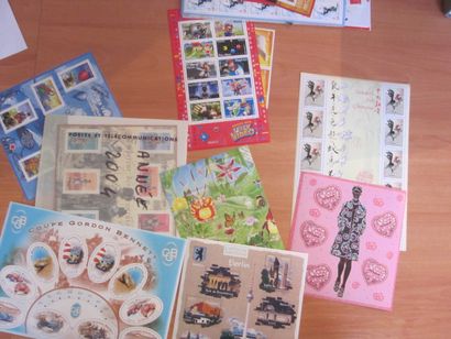 Un carton avec 5 classeurs et une pochette...