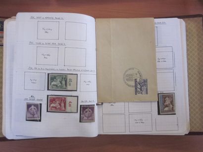 Un carton avec 11 classeurs ou albums avec...