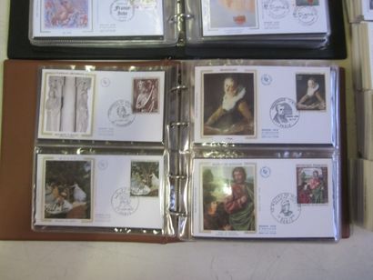 Un carton avec 2 classeurs et un vrac d'enveloppes...
